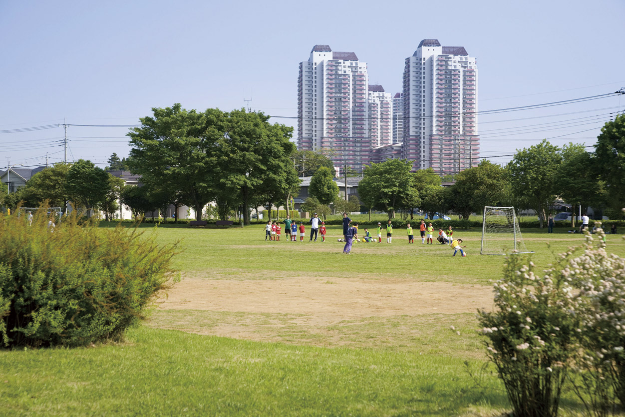 Local land photo. Spread in the center of Yūkarigaoka "Yūkarigaoka South Park" (pictured) wide as about 2.1ha. Sight of children run around while looking at the high-rise apartment near the, Yūkarigaoka unique. It has also become a various events venue that takes place in the city.