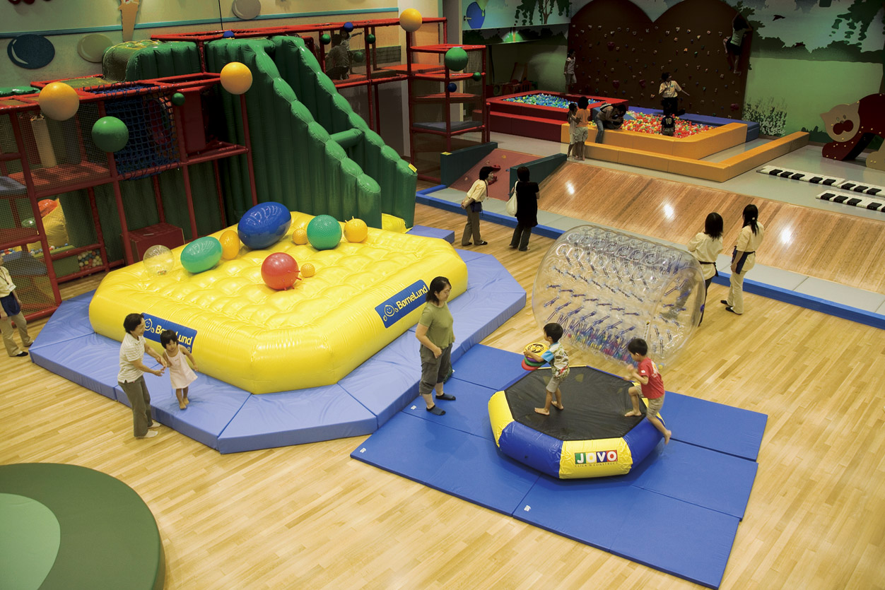 kindergarten ・ Nursery. Comprehensive child care support center "Yu! Kids "children play spontaneously, All-weather playground. We also child care consultation and lectures held.