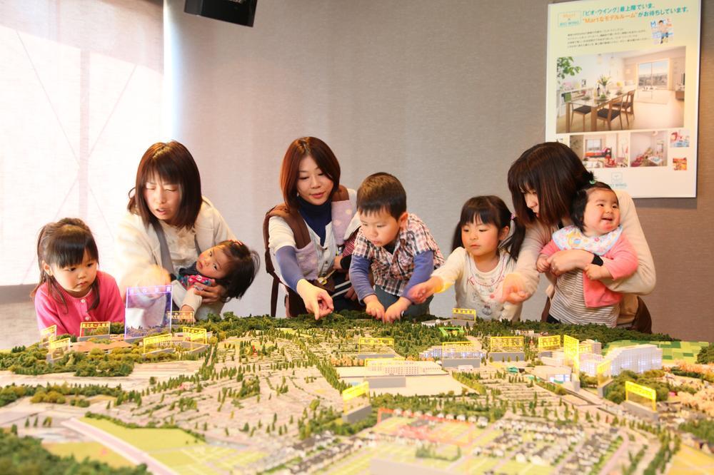 exhibition hall / Showroom. In a "town gallery" of the huge diorama model of Yūkarigaoka, Let's see how the city!