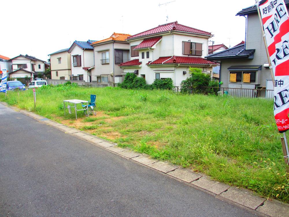 Local land photo. Shaping land facing the road.