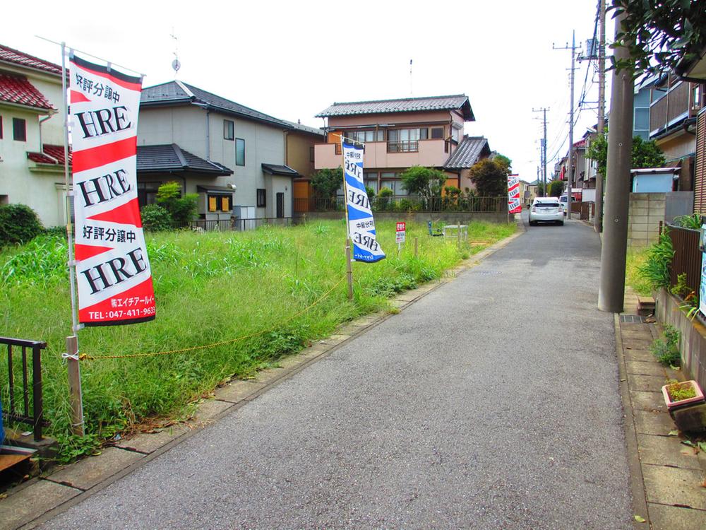 Local photos, including front road. Around each residential area is a calm atmosphere in the quiet.