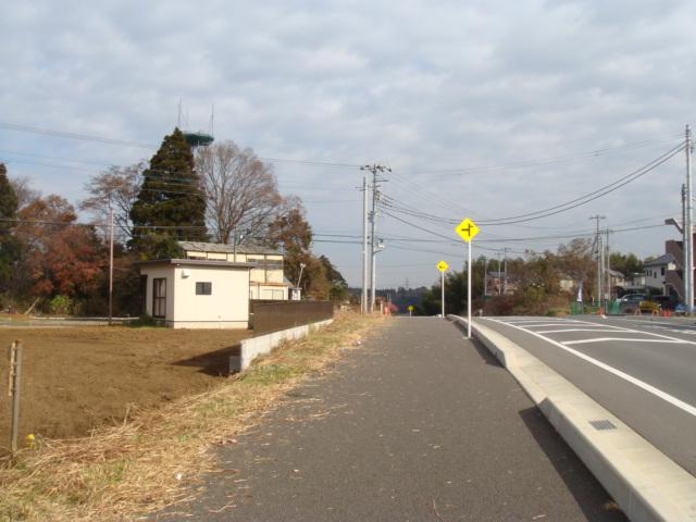 Local photos, including front road. B compartment side front road