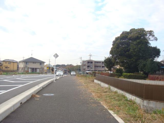 Local photos, including front road. A compartment side front road