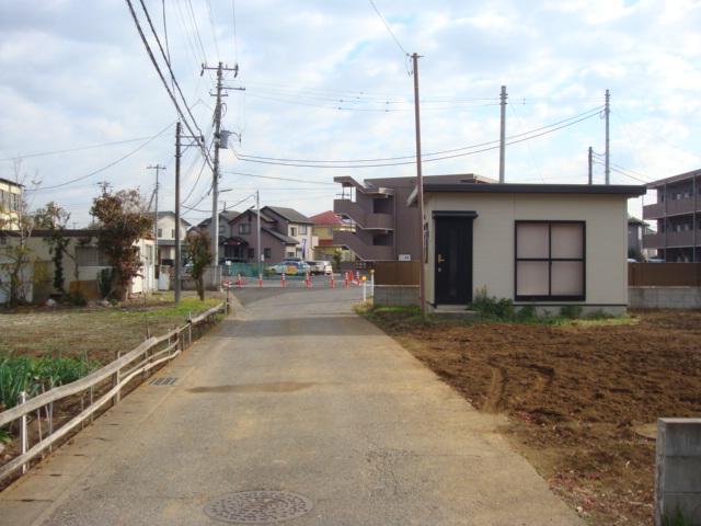 Local photos, including front road. A compartment north road