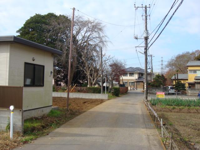 Local photos, including front road. A compartment north road