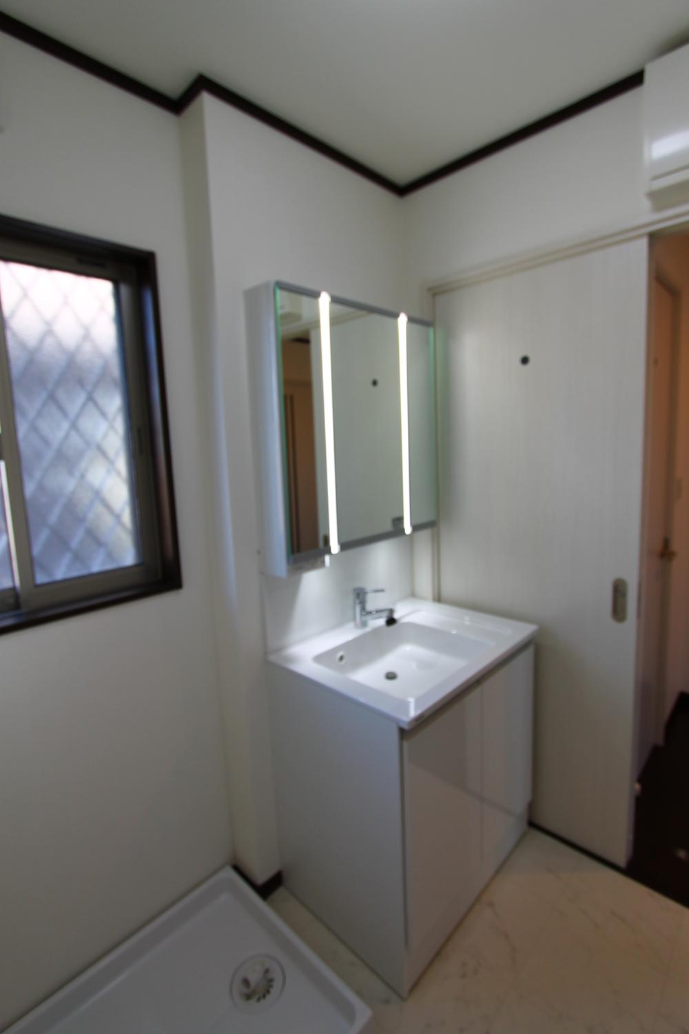 Model house photo. State-of-the-art LED light type wash basin