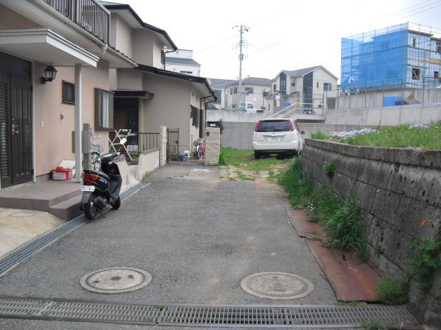 Local photos, including front road. Local (12 May 2012) shooting
