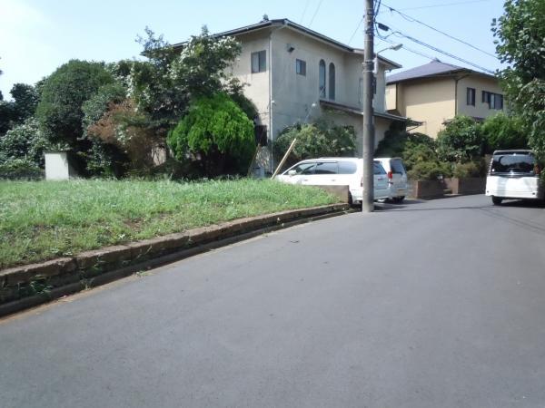Local photos, including front road. And out of your car easy to 6m public road!