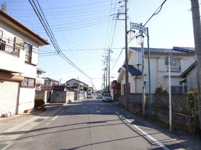 Local photos, including front road. 7.3m on public roads! There is a sense of open. 