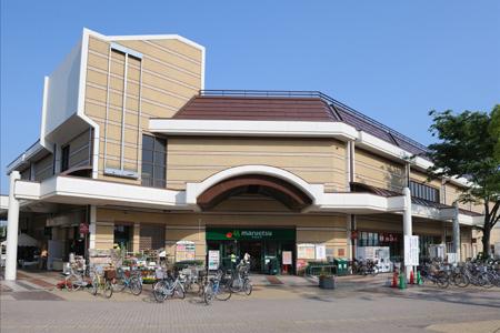 Shopping centre. Shopping at 1000m station until Maruetsu here