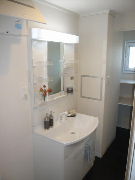Wash basin, toilet