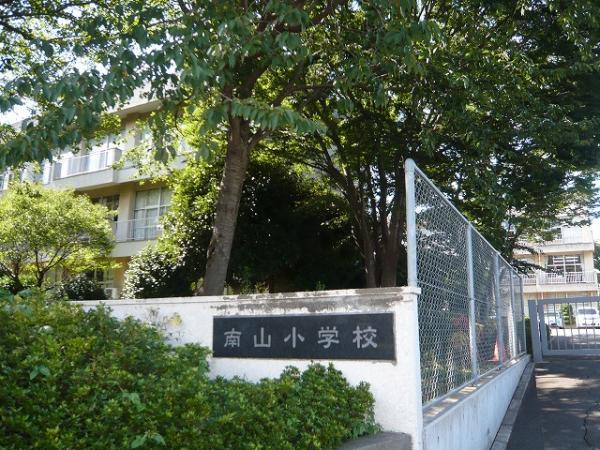 Primary school. 600m to Namsan Elementary School