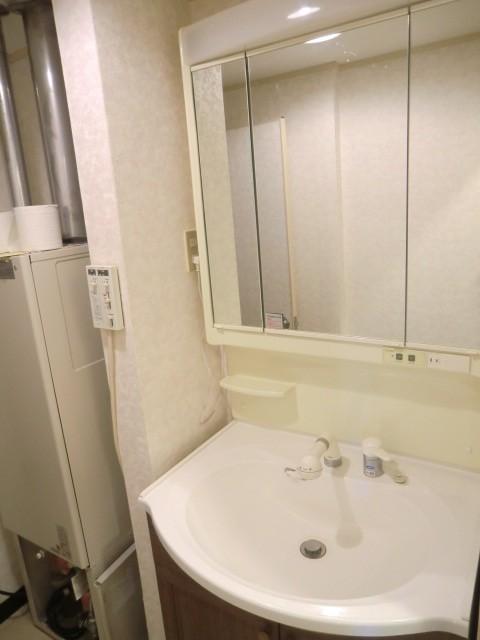 Wash basin, toilet