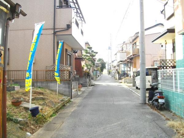 Local photos, including front road. The proximity of the 2-minute walk from the elementary school