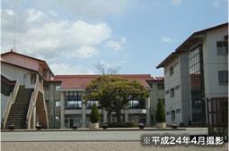 Junior high school. Kuranami about 2km from 1290m Nagaura Station to junior high school Activities thriving emphasis on education by region and home of cooperation, In particular, Table Tennis has achieved excellent results in the Kanto district conference. 