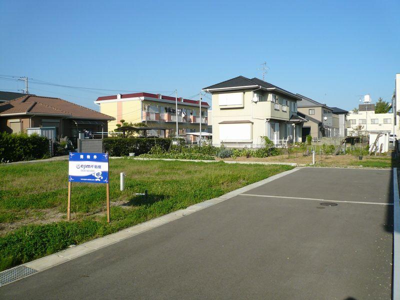 Local photos, including front road. Compartment panoramic view 2