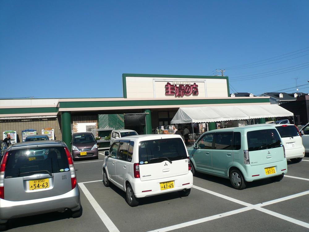 Supermarket. 1200m to the store of housewife