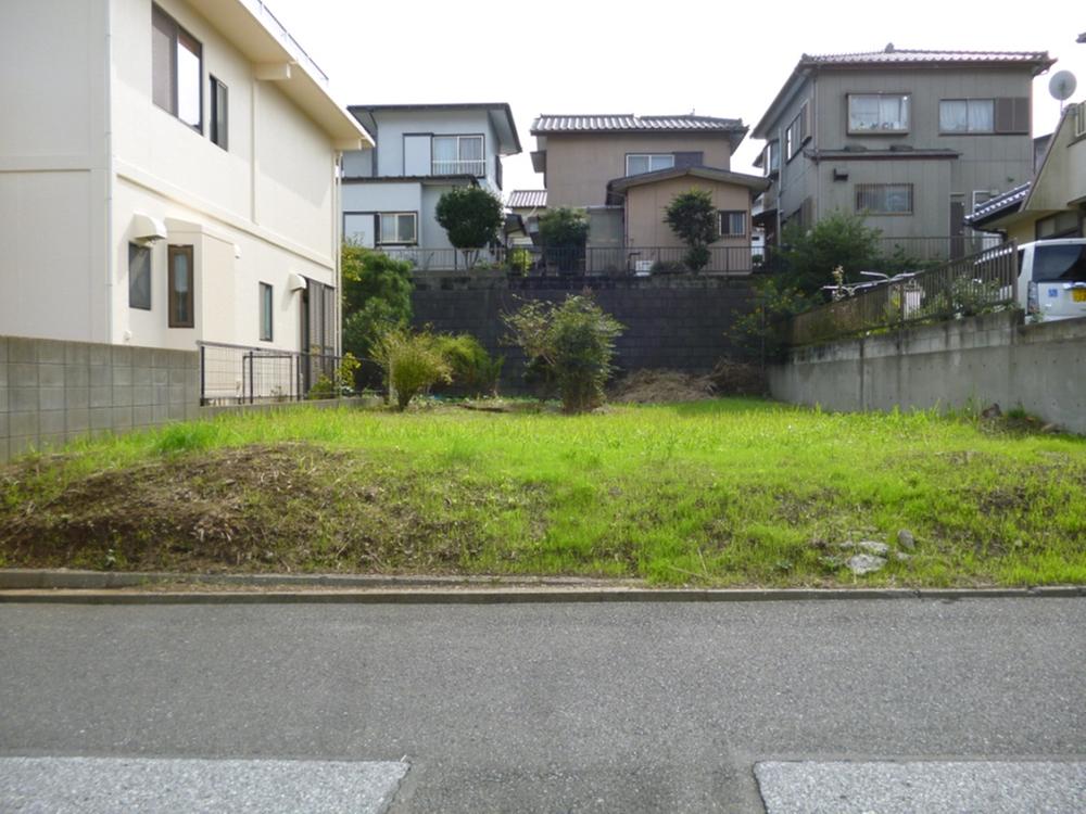 Local photos, including front road. From the northeast side