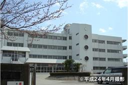 Junior high school. Public junior high school of all 11 classes, including Nagaura special support class 2 class (about 720m from Nagaura Station) 186m up to junior high school. The emblem is the motif of the laver of spores, Is due to be on-site peripheral zone in opened at that time was a laver of Origin. 