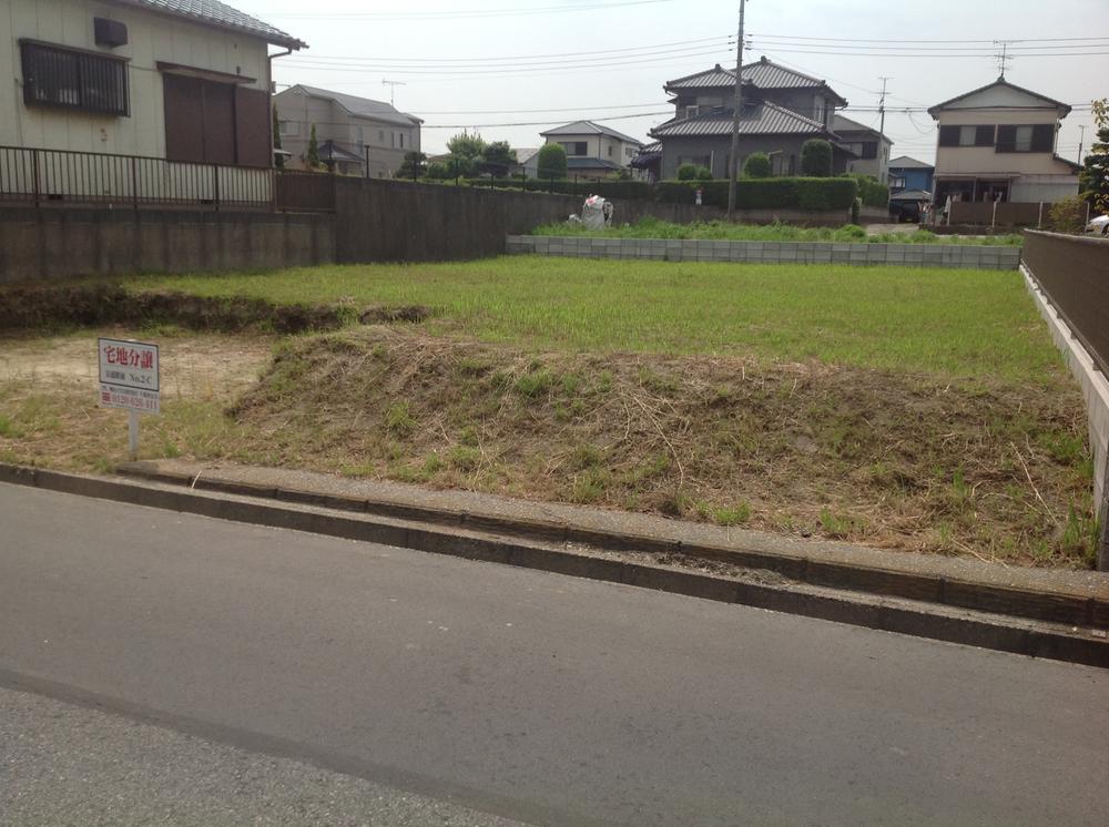 Local photos, including front road. 78.90 square meters of shaping land. In the town of lifestyle convenience facilities and educational facilities are aligned, Why do not you realize my home with a garden? 