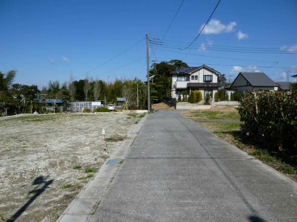 Local photos, including front road. Local (March 2012) shooting