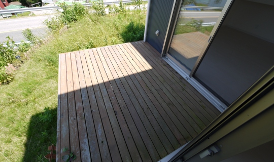 Garden. Wood deck