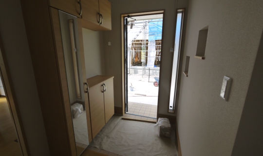 Entrance. Entrance, Cupboard