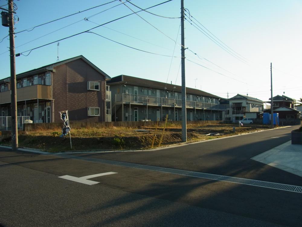 Local photos, including front road. Local (12 May 2013)