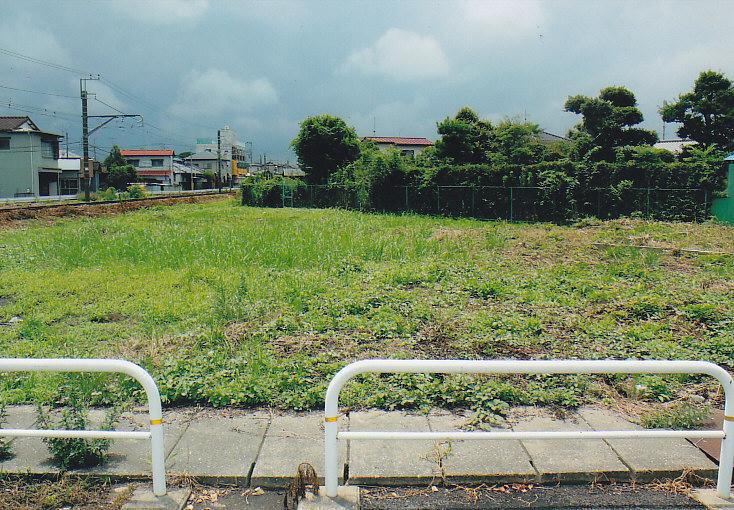 Local land photo. Flat land in the corner lot