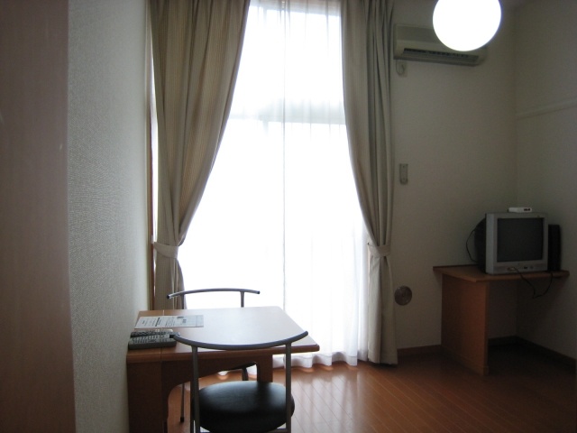 Living and room. Same type of room: curtain, desk ・ It attaches chair