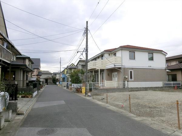 Local photos, including front road. Southeast front 6m public road