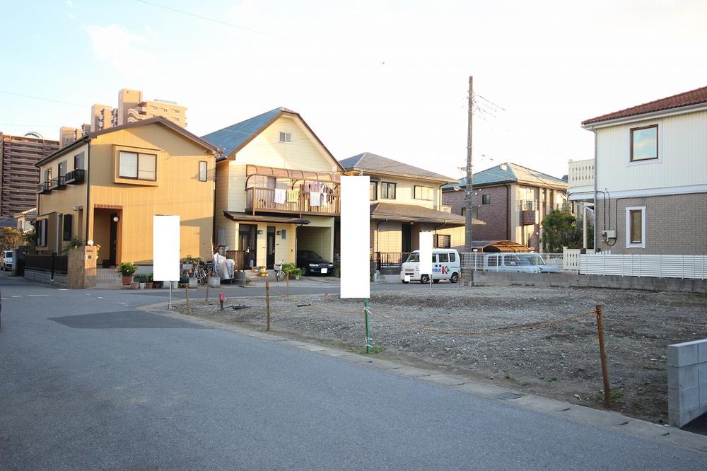 Local photos, including front road. It is located in a quiet residential area