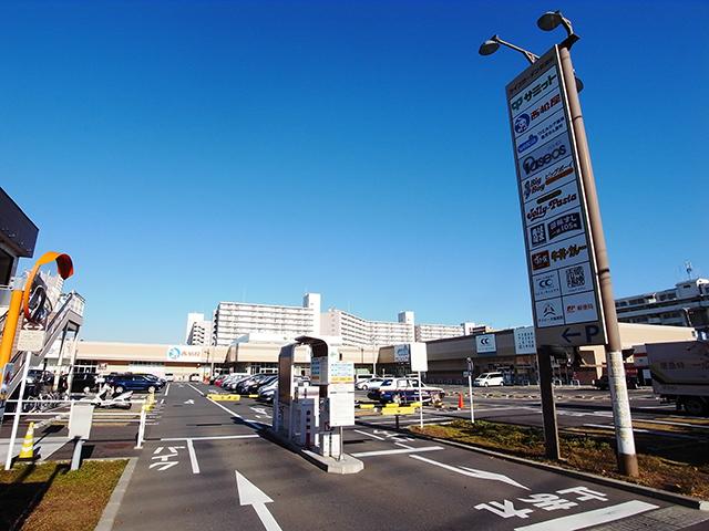 Shopping centre. Until Life Garden Shin-Urayasu 460m