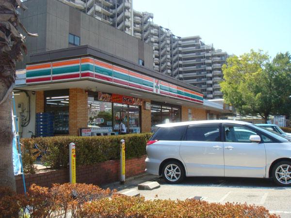 Convenience store. Seven-Eleven Mihama shop 560m to ~ It is something useful convenience store is close ~
