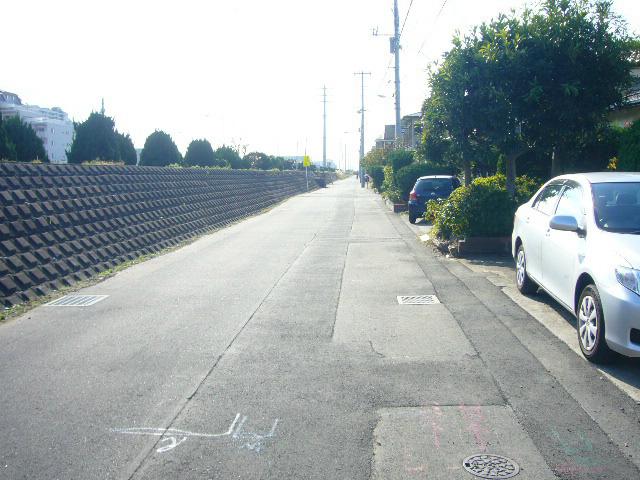 Local photos, including front road. Frontal road