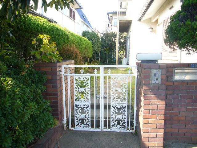 Local photos, including front road. Gate
