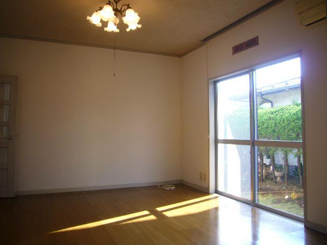 Other. Living (about 8 quires)