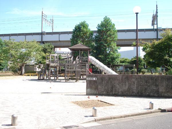 Other local. About a 2-minute walk from the large triangular park with athletic play equipment and squares