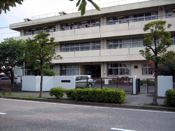 Junior high school. Urayasu Mimyo River 980m walk about 13 minutes until junior high school