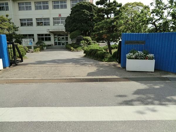 Primary school. Owada a 12-minute walk from the 950m elementary school to South Elementary School. 