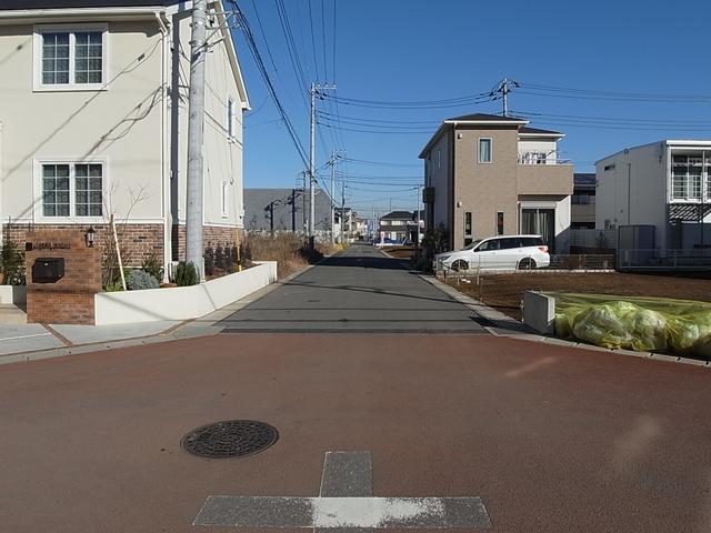 Local photos, including front road. Front road width 6m