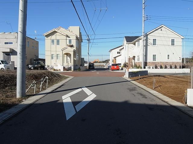 Local photos, including front road. It is a beautiful cityscape