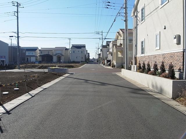 Local photos, including front road. Elementary school 2-minute walk