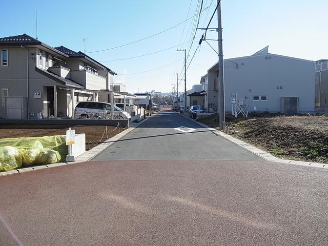 Local photos, including front road. Living environment is good