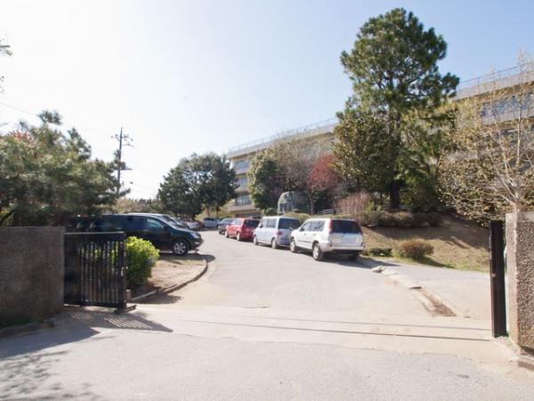 Junior high school. Owada 1170m until junior high school