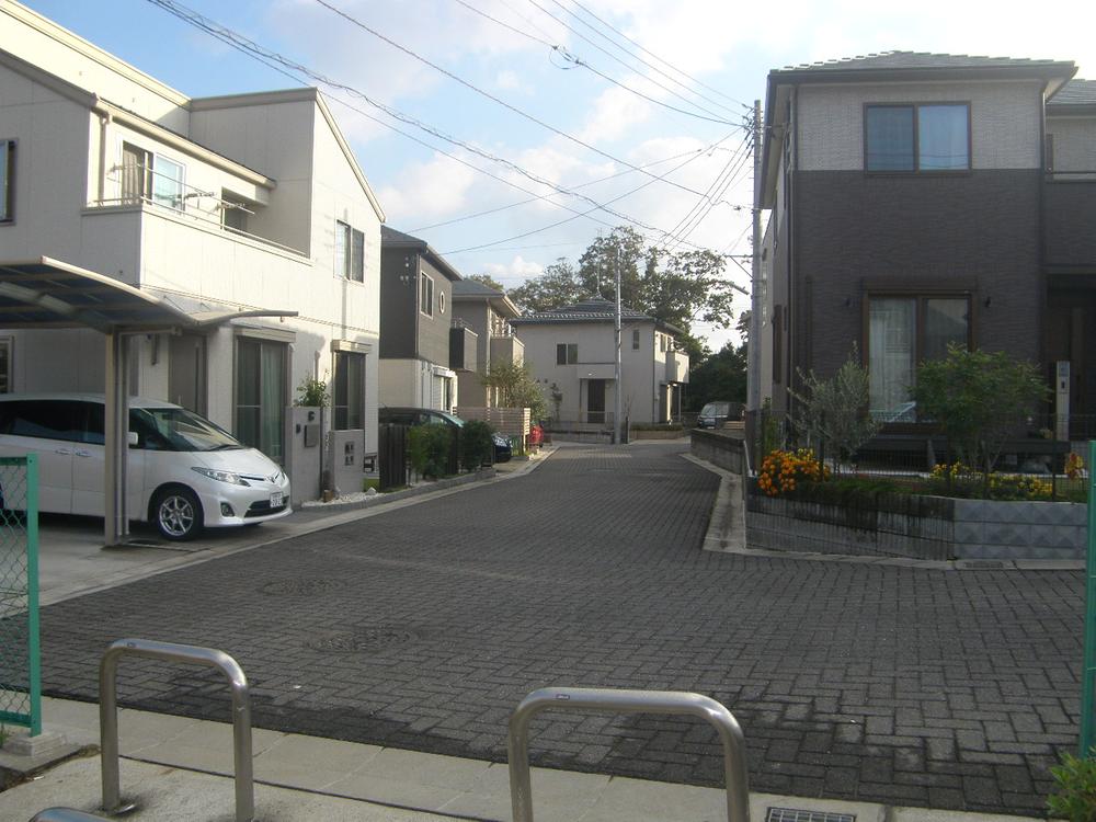 Other. Road in the grounds are spacious and, Driving a car is also safe. 