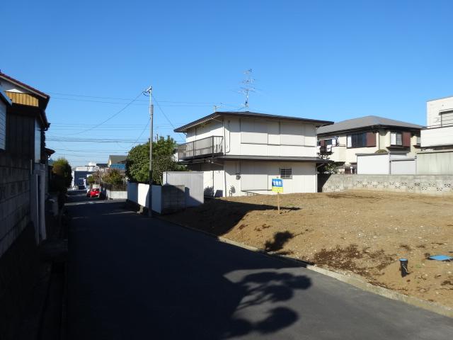 Local photos, including front road. Front road (January 2014) Shooting