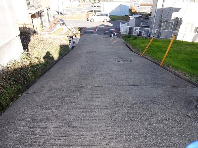 Local photos, including front road. 6m width of the room