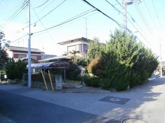 Local land photo. Building appearance