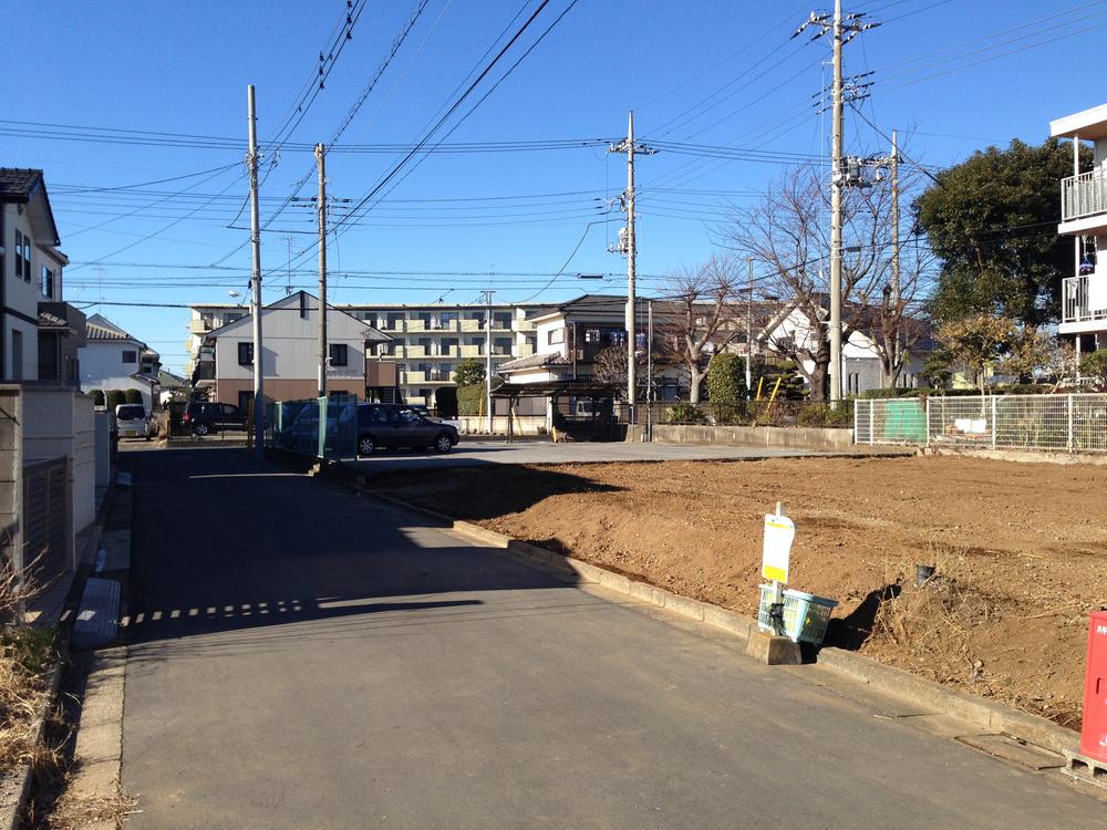 Local photos, including front road. Front street: public road 4.5m (1 January 2014) Shooting